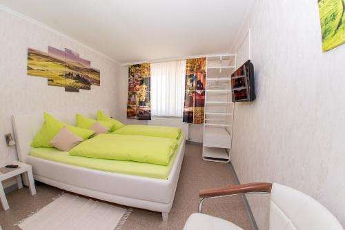 a small room with a bed and a tv at Gästehaus-Pension Familie Dwars in Spitz