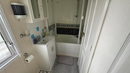 y baño con bañera, aseo y lavamanos. en Freedom House en Clacton-on-Sea