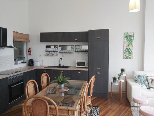 cocina y comedor con mesa y sillas en Buhardilla en el Cantón, en Ferrol