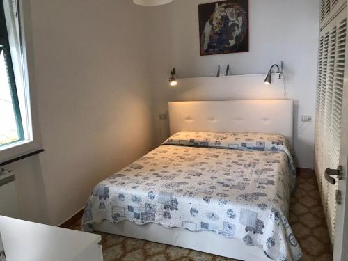 um pequeno quarto com uma cama num quarto em casa fiorella em San Bernardino