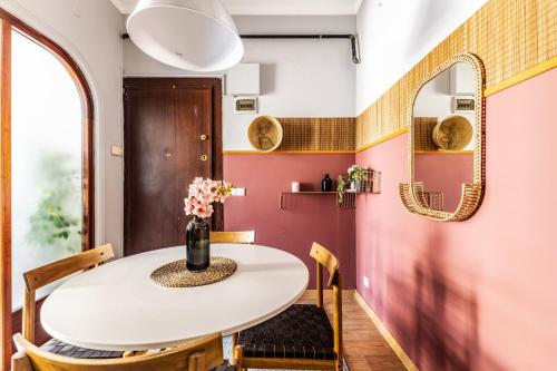 伊斯坦堡的住宿－Central，一间用餐室,配有白色的桌椅和粉红色的墙壁