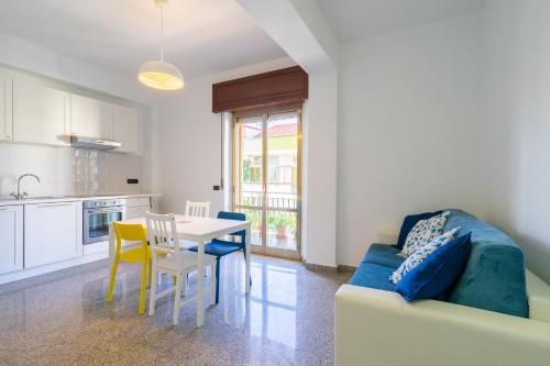 uma cozinha e uma sala de estar com um sofá e uma mesa em Casa Ludo em Soverato Marina