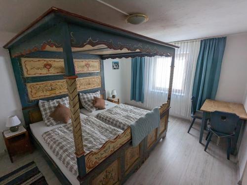 ein Schlafzimmer mit einem großen Bett mit einem Holzrahmen in der Unterkunft Haus Edelweiss Jungholz in Jungholz