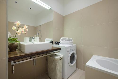 a bathroom with a washing machine and a sink at RAFAEL KAISER - Premium Apartments - Contactless Check-In in Vienna