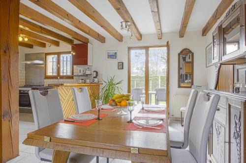 cocina y comedor con mesa de madera y sillas en Charming typical house with garden - Bénesse - Welkeys, en Bénesse-Maremne