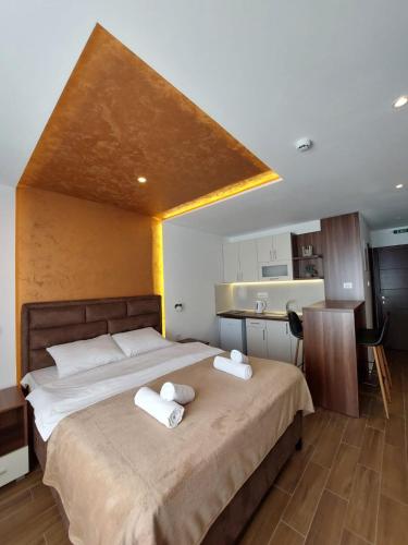 1 dormitorio con 1 cama grande y toallas. en Studio Enigma en Bajina Bašta