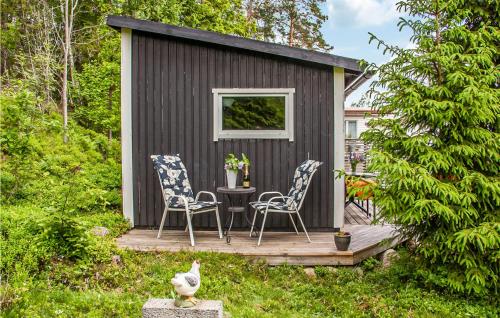 SundsandvikにあるBeautiful Home In Uddevalla With House Sea Viewの小さな家(テーブル、椅子付)