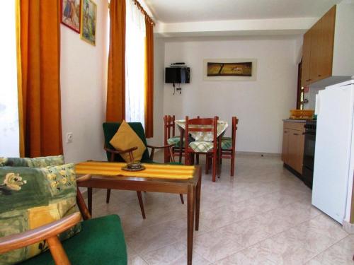 uma cozinha e uma sala de estar com mesa e cadeiras em Apartments Paliska em Umag