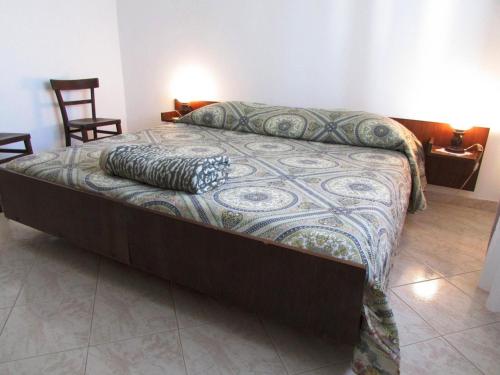 uma cama grande num quarto com duas cadeiras em Apartments Paliska em Umag