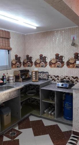 uma cozinha com duas mesas e uma parede em Furnished apartment for families only em Khān Yūnis