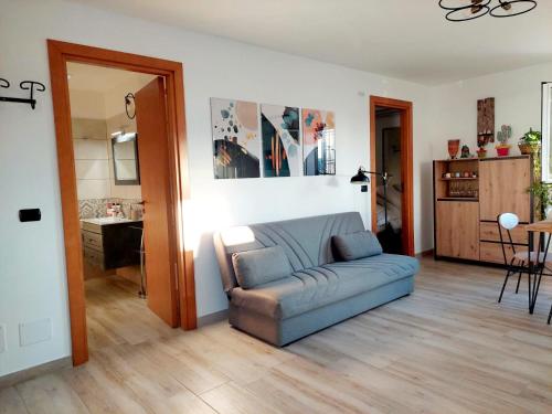 Il comprend un salon avec un canapé et une cuisine. dans l'établissement Terrazza 44, à Lecce