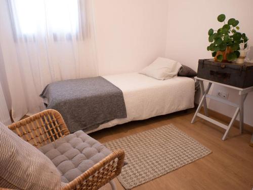 a bedroom with a bed and a chair and a table at Apartamento boutique in Talarn