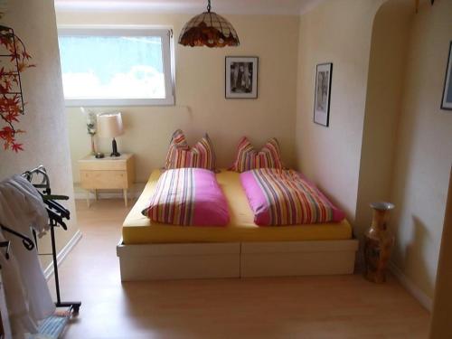 1 dormitorio con 1 cama con 2 almohadas y ventana en Fewo Reyersviller en Reyersviller