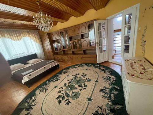 - une chambre avec un lit et un grand tapis dans l'établissement Golden Sun (3-х кім. Апартамент 7 км від Берегова), à Beregi