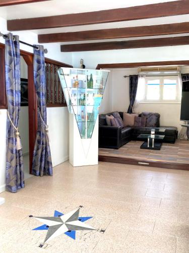 a living room with a couch and stars on the floor at Villa La Roserie in Ducos