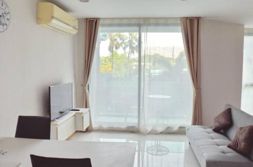 Acqua Apartment tesisinde bir oturma alanı