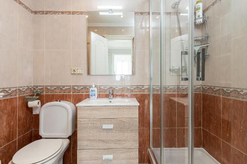 y baño con aseo, lavabo y ducha. en MalagadeVacaciones - La Carihuela, en Torremolinos