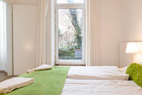 A bed or beds in a room at Superb 3 Apt Complex for 9P near Wiener Stadthalle
