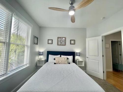 um quarto com uma cama e uma ventoinha de tecto em Chubby Seahorse 1 em Carolina Beach