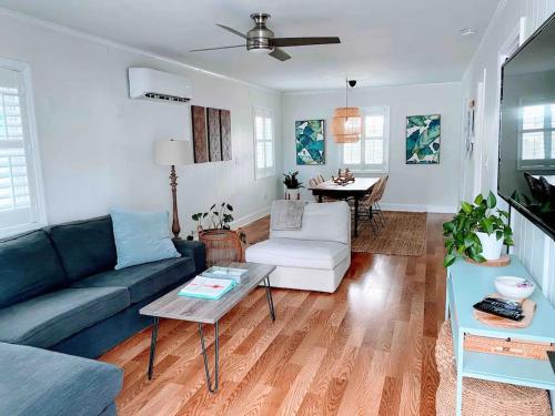 ein Wohnzimmer mit einem Sofa und einem Tisch in der Unterkunft Vitamin Sea in Carolina Beach