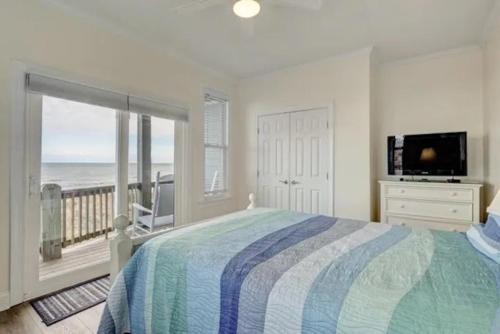 1 dormitorio con cama y vistas al océano en Island Treasure, en Carolina Beach