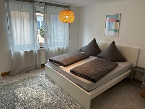 Postel nebo postele na pokoji v ubytování Cityapartments Schanze 17 im Zentrum von Friedrichshafen