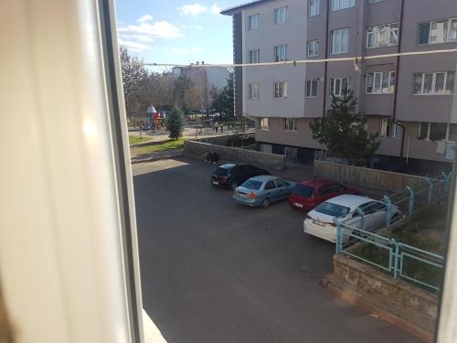 una vista desde una ventana de coches estacionados en un estacionamiento en Student and youth hostel, en Sivas