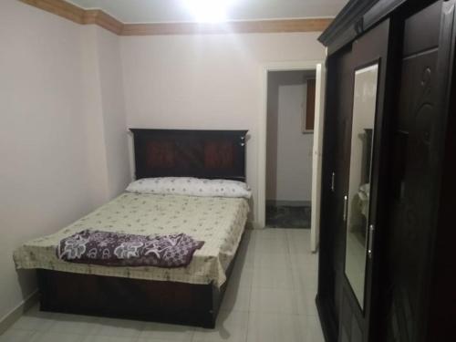 ein Schlafzimmer mit einem Bett in einem Zimmer in der Unterkunft Entire Cozy Apartment - Miami near borevag beach in Alexandria