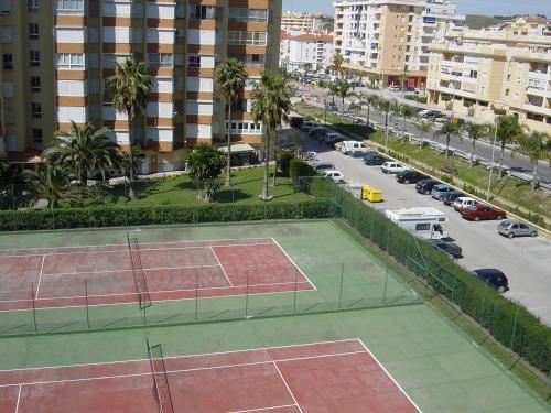 Tenis a/nebo squash v ubytování Apartamentos Intercentro Algarrobo-Costa APARTAMENTOS TURÍSTICOS -INMOBILIARIA nebo okolí