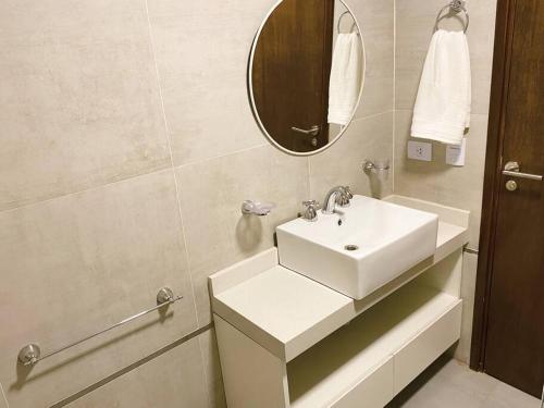 a bathroom with a sink and a mirror at Santa Fe STAR -Cochera xa autos in San Miguel de Tucumán