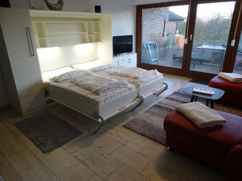 1 dormitorio con 1 cama y sala de estar en Appartment 129 in Tossens, en Tossens