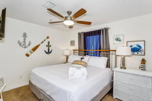 sypialnia z łóżkiem i wentylatorem sufitowym w obiekcie Gulf Island Condos Unit 514 w mieście Navarre
