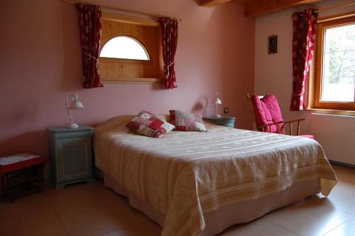 una camera con un grande letto e una finestra di Ferme-Auberge du Rondeau a Lavans-Vuillafans