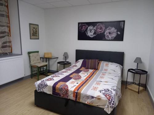 - une chambre avec un lit, 2 tables et des chaises dans l'établissement Gîte Lesmyosotis-messeix ***espace et calme 2/3p, à Messeix