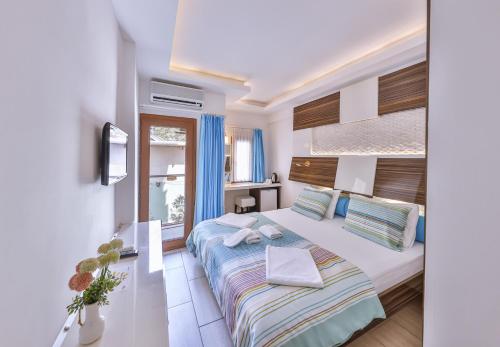 Una cama o camas en una habitación de Hotel Sonne - Adults Only