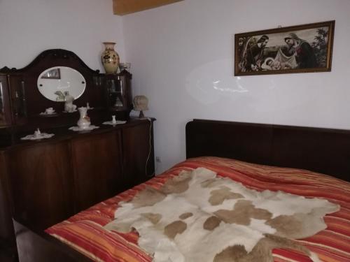 sypialnia z łóżkiem i lustrem na ścianie w obiekcie Péringer Udvarház w mieście Mencshely