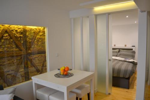 einen weißen Tisch mit einer Schale Obst auf einem Zimmer in der Unterkunft TP BICA 20, Lisbon Apartment in Lissabon