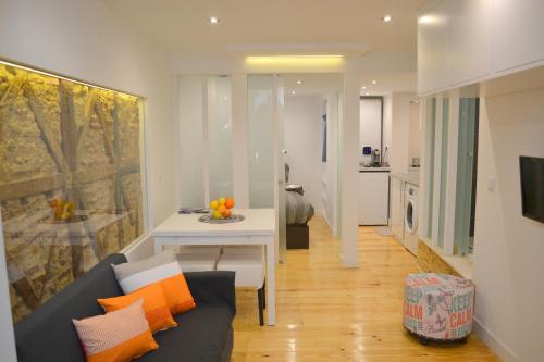 ein Wohnzimmer mit einem Sofa und einem Tisch in der Unterkunft TP BICA 20, Lisbon Apartment in Lissabon