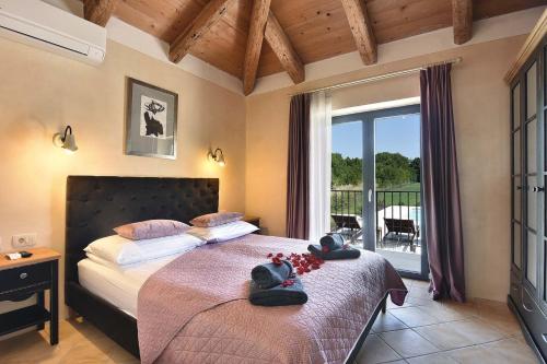 Un pat sau paturi într-o cameră la Villa Azur