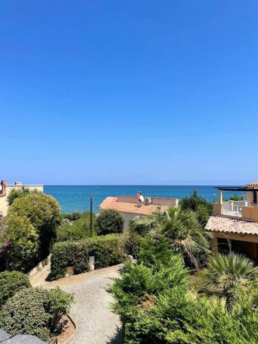 une vue sur l'océan depuis un complexe hôtelier dans l'établissement Charmant studio à Linguizzetta 23 m² avec terrasse privative, à Linguizzetta