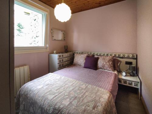 Un dormitorio con una cama grande y una ventana en Aiguabarreig, en Ripoll