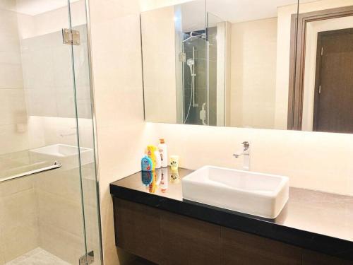 ein Bad mit einem Waschbecken und einer Dusche in der Unterkunft Morden 2brs apartment at Empire City in Ho-Chi-Minh-Stadt