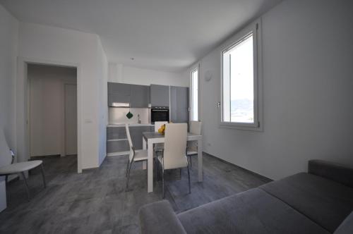 eine Küche und ein Esszimmer mit Tisch und Stühlen in der Unterkunft Agriturismo Ca du Bega in Arma di Taggia