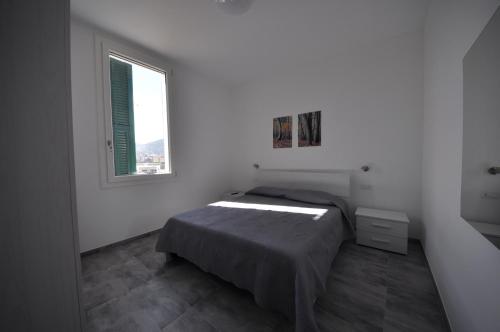 Habitación blanca con cama y ventana en Agriturismo Ca du Bega, en Arma di Taggia