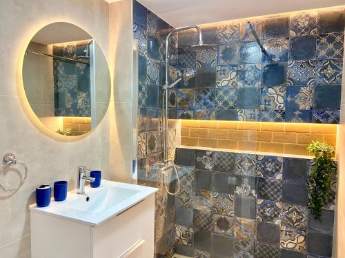 La salle de bains est pourvue d'un lavabo et d'un miroir. dans l'établissement Apartamento Tamarán 105, à Playa del Ingles