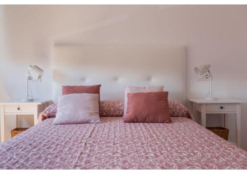 una camera con un letto con due cuscini sopra di Apartamento Felisa A a San Vicente de la Barquera