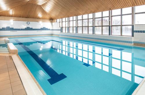 una gran piscina con agua azul en Copthorne Hotel Slough Windsor, en Slough