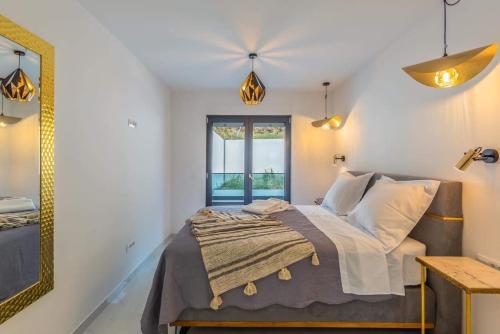 um quarto com uma cama grande e um espelho em ŽIŽI exclusive apartments em Tučepi