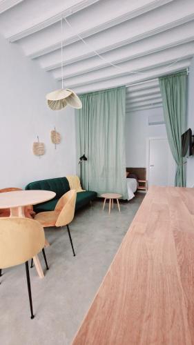 a living room with a green couch and a table at El 34 in Lorca