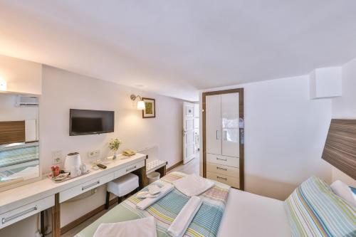 Una cama o camas en una habitación de Hotel Sonne - Adults Only